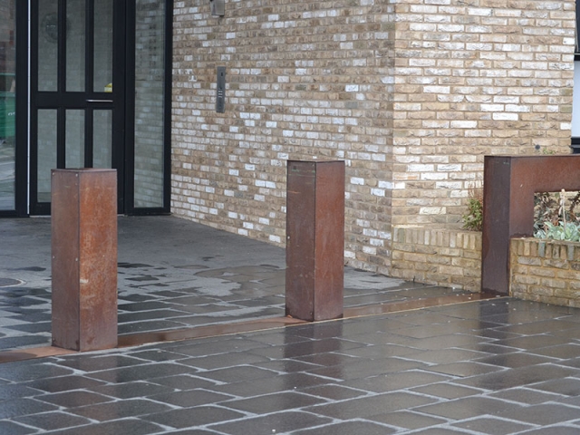 Cladding with corten plates which weathers and rusts over time