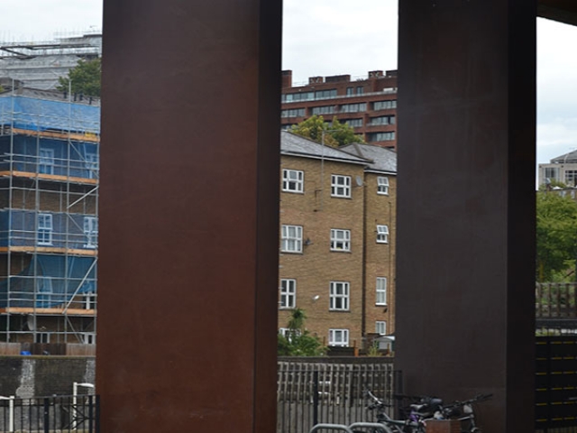 Cladding with corten plates which weathers and rusts over time